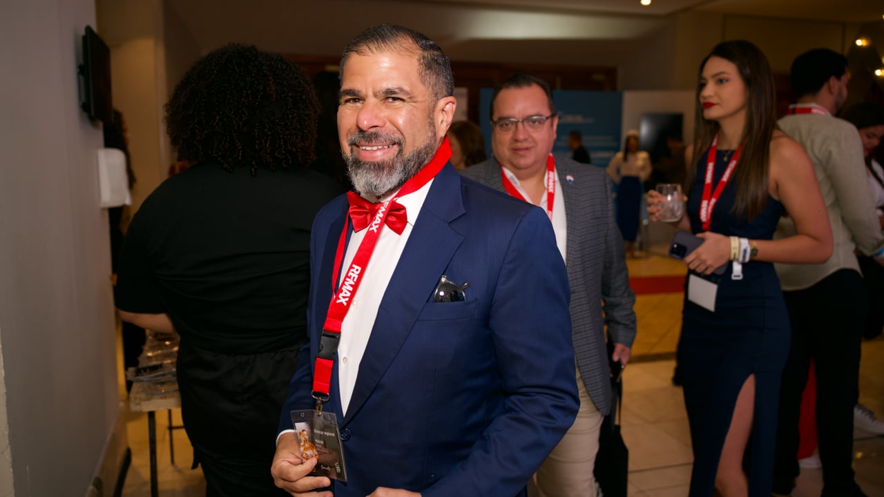 Agente REMAX en evento corporativo